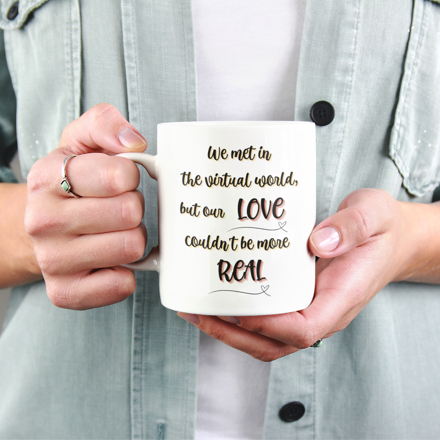 Conectados por el amor: Taza de aniversario para parejas que se conocieron en línea.