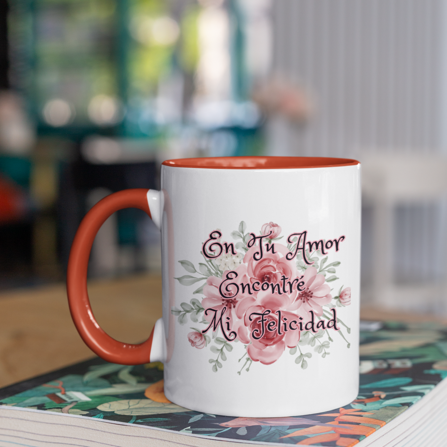 Taza de aniversario con mensaje de amor en español: Celebrando el romance.