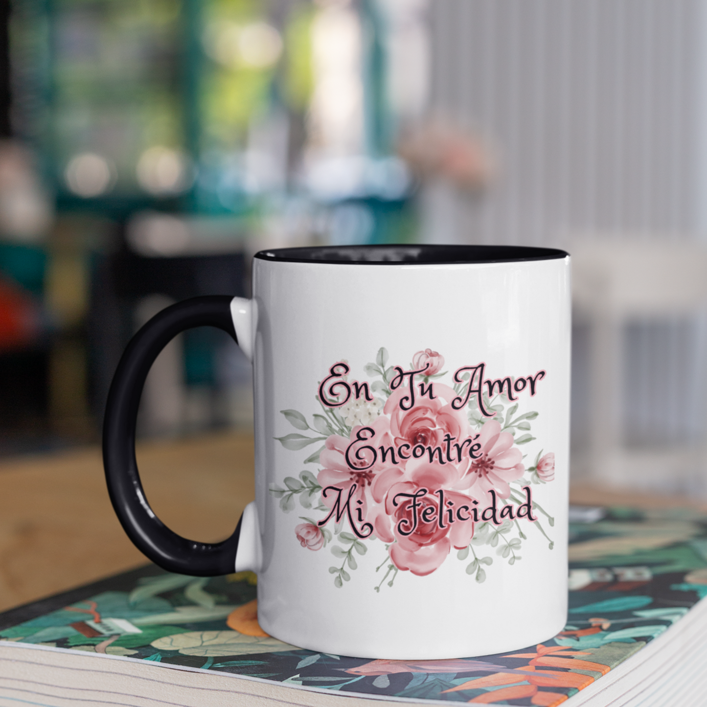 Taza de aniversario con mensaje de amor en español: Celebrando el romance.