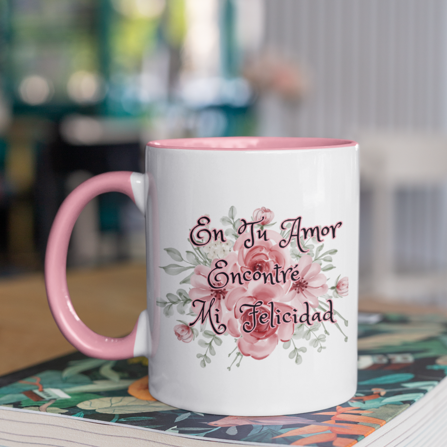 Taza de aniversario con mensaje de amor en español: Celebrando el romance.