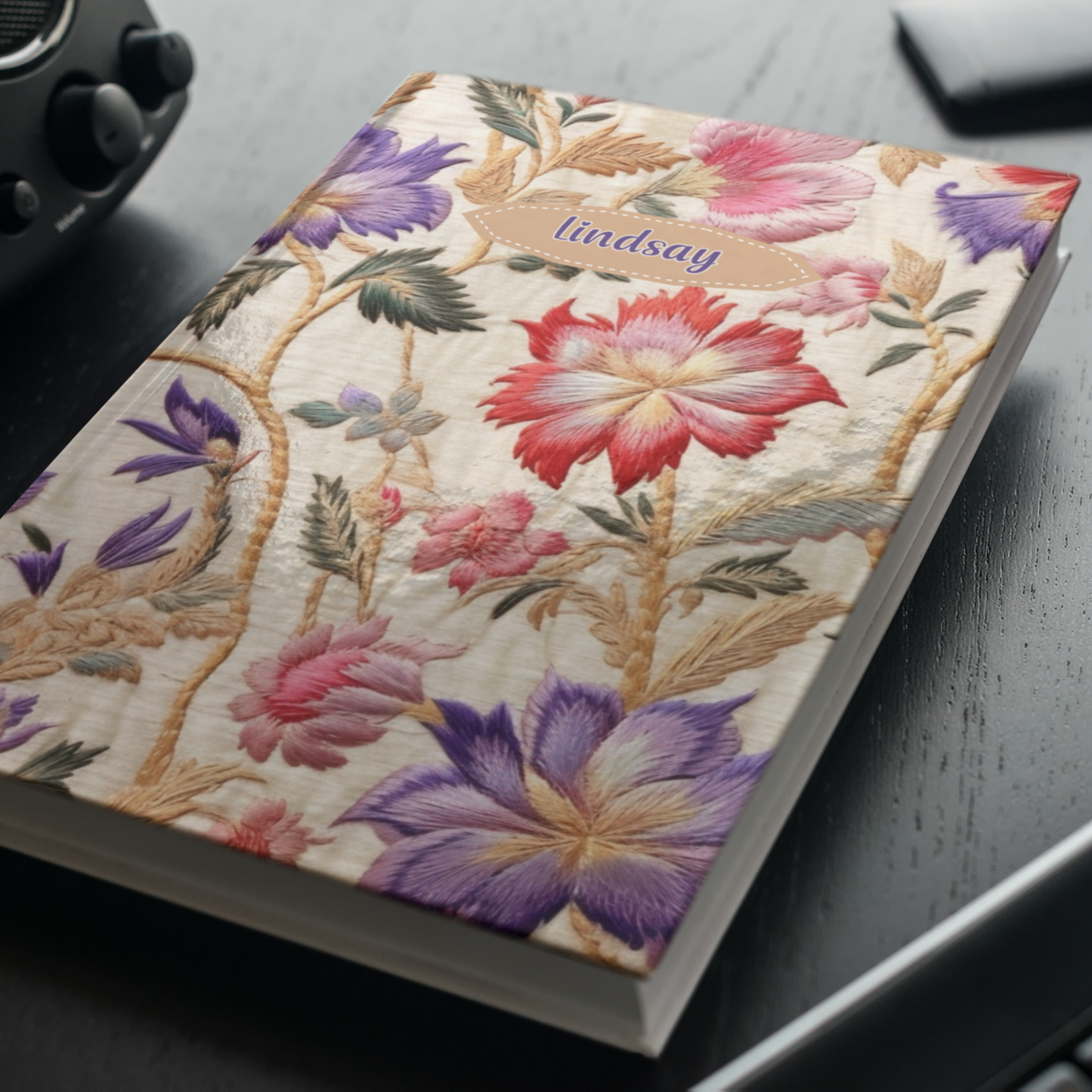 Cuaderno inspirado en bordados de flores silvestres, nombre personalizado.